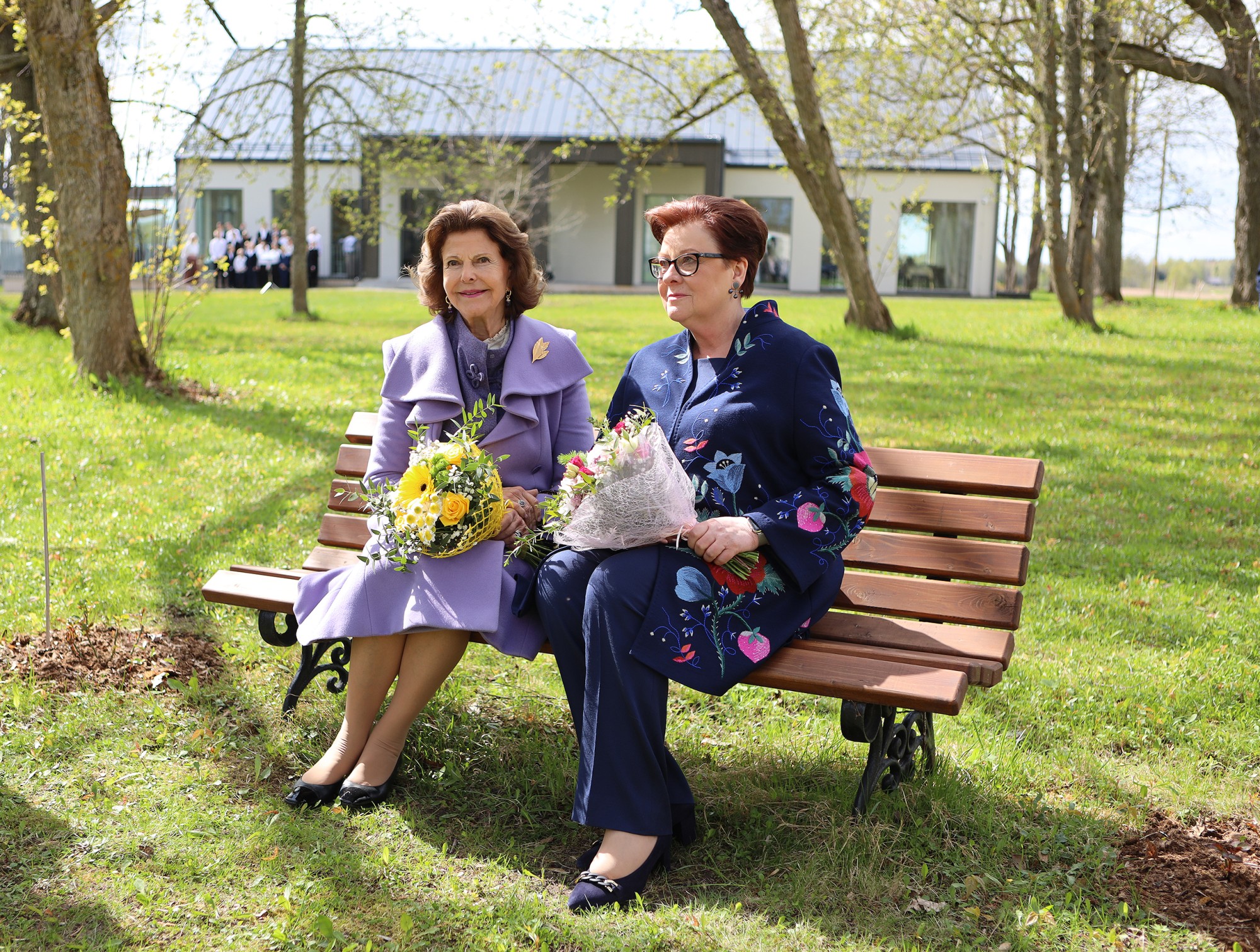 Kuninganna Silvia ja proua Sirje Karis istumas professor Tiina Talviku mälestuspingil. Foto: Birgit Püve