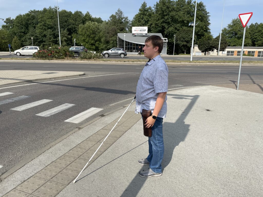 Jakob seisab tee ääres. Foto: erakogu
